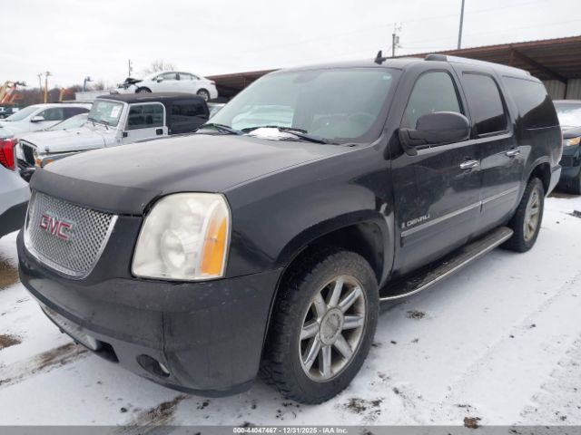 GMC Yukon Denali Image 14