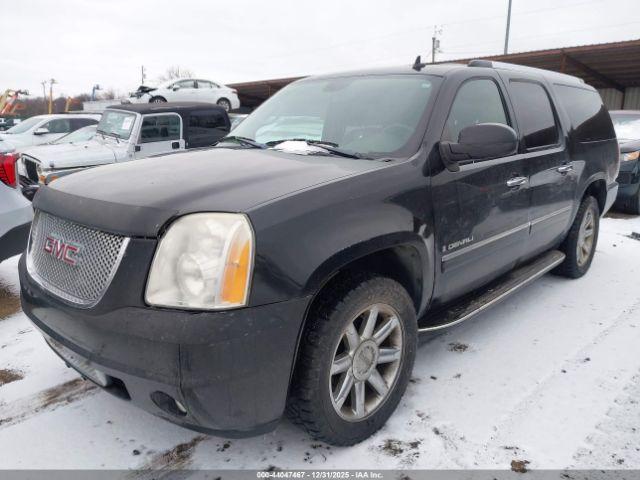 GMC Yukon Denali Image 14
