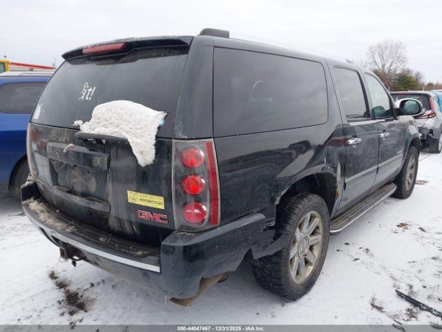 GMC Yukon Denali Image 9