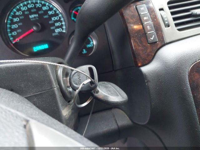 GMC Yukon Denali Image 11