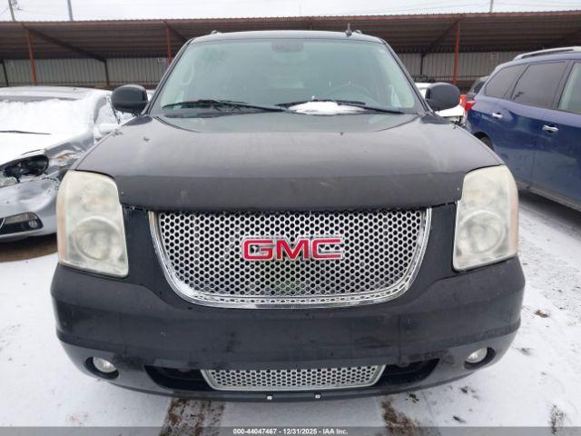 GMC Yukon Denali Image 10