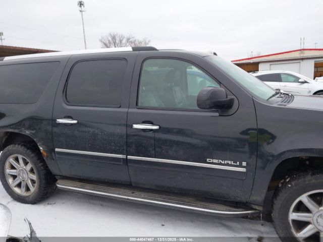 GMC Yukon Denali Image 12