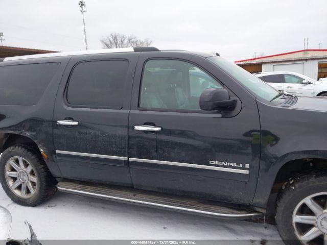 GMC Yukon Denali Image 12