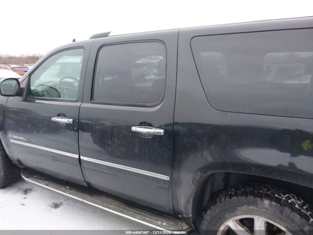 GMC Yukon Denali Image 13