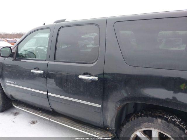 GMC Yukon Denali Image 13