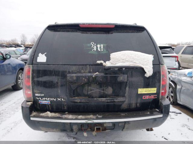 GMC Yukon Denali Image 8