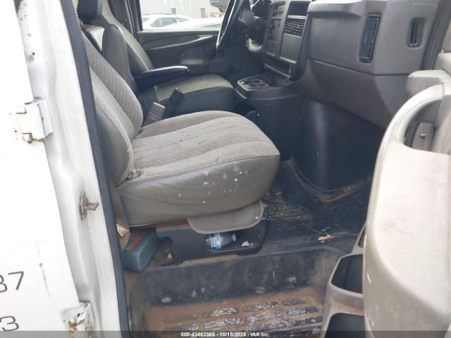 GMC Savana Standard Image 7