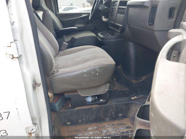 GMC Savana Standard Image 7