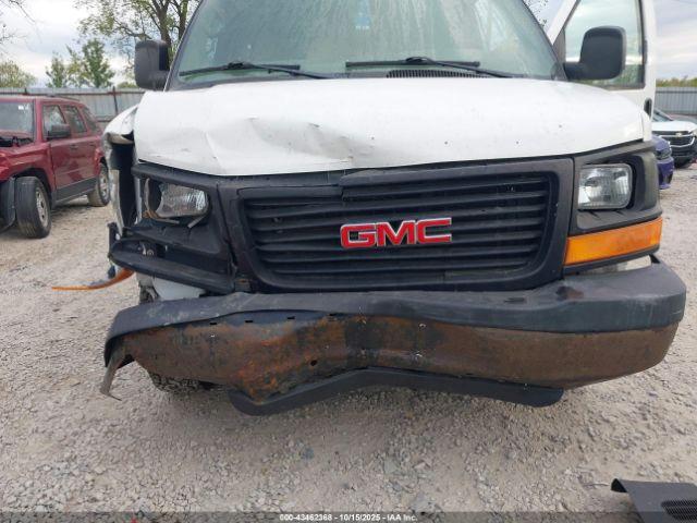 GMC Savana Standard Image 4