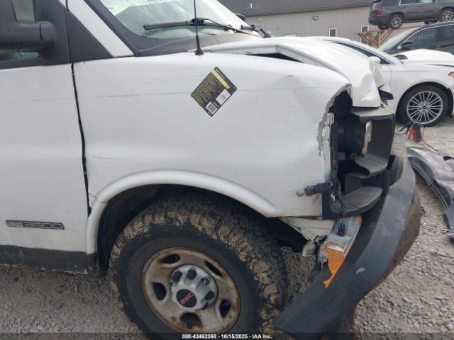 GMC Savana Standard Image 12