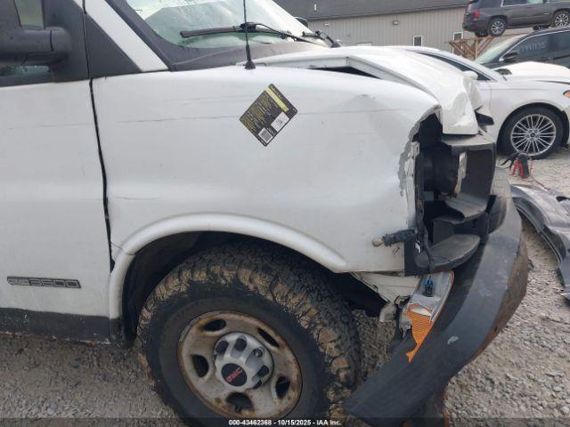 GMC Savana Standard Image 12