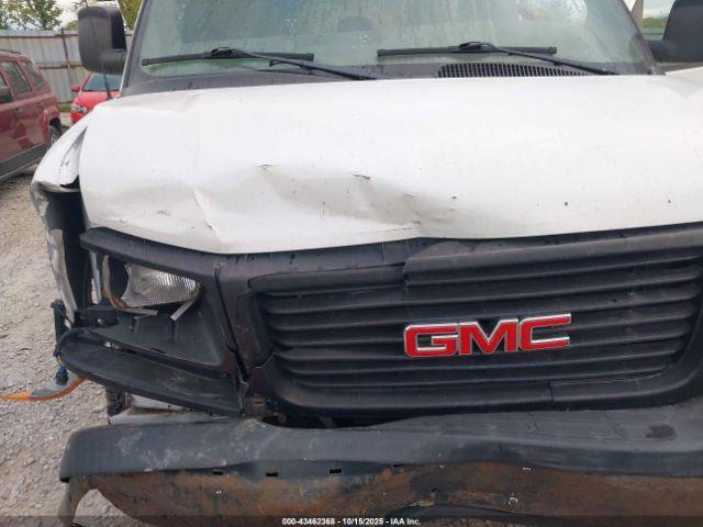 GMC Savana Standard Image 11